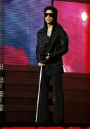 На сцената се появиха и интересни презентатори, които обявяваха изпълнители или връчваха награди. Сред тях бе звездата Prince, който неотдавна представи няколко нови свои песни и увеличи очакванията за нов албум тази година. Той връчи награда на Gotye и Кимбра.