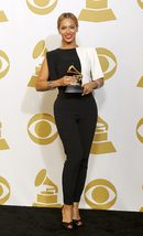 Съпругата на рапъра - Бионсе, която съвсем наскоро накара света да говори за нейното 15-минутно шоу в почивката на финалите Супербоул в САЩ, също получи награда - 17-а в кариерата ѝ досега като солов изпълнител и член на Destiny's Child. Тази година е за най-добро традиционно R&B изпълнение за песента Love On Top.