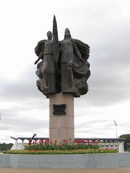 Саранск е основан през 1641 г. като гранично укрепление, а името му произхожда от мордовската дума сар - клон, разклонение, кръстопът. <br /><br />На снимката: Паметникът "С Русия навеки"