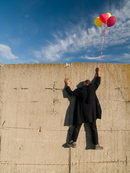 "Стената и балоните"<br /><br />От автора: Поздрав за Модела по случай утрешния му рожден ден, с пожелание за по - ниски стени и по - големи балони! ;)