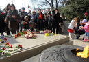 03.03.2013Хора поднасят цветя пред паметника на Незнайния войн по случай националния празник 3 март