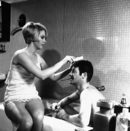 Това му отваря много възможности - започват да го канят за участия в редица френски филми.<br /><br />На снимката: Американска актриса Jean Seberg и Жан-Пол Белмондо в сцена от филма Echapement Libre в Париж, 1 март 1964 г.