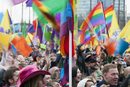 Демонстранти от гей общността протестират по време на посещението на руския президент Владимир Путин в Амстердам