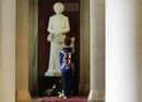 Момче стои пред статуята на бившия британски премиер Маргарет Тачър в Художествената галерия в Лондон. Творбата е направена от Нийл Симънс през 2001 година