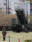 Батарея <a href="http://www.dnevnik.bg/sviat/2013/04/09/2037996_phenian_predupredi_chujdencite_da_napusnat_jujna_koreia/" target="_blank">ракети "Пейтриът"</a> бе разположена в източните части на Токио след нареждане да бъде сваляна всяка севернокорейска ракета, изстреляна - включително с цел изпитание - в посока към Япония.