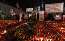 Хора поставиха свещи и цветя пред президентския дворец във Варшава на церемония, с която отбелязаха загубата на бившия полски президент Лех Качински и 95 други, които загинаха в самолетна катастрофа през 2010 г. Церемония отбеляза третата годишнина от самолетната катастрофа, която уби Качински, съпругата му Мария и редица високопоставени държавни служители в Смоленск, Русия.