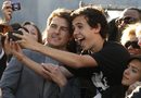 Актьорът Том Круз позира с фенове на премиерата на новия си филм "Забвение" в Холивуд.
