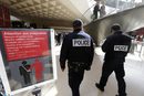 Френски полицаи минават покрай знак, който предупреждава за джебчии на входа на "Лувъра" в Париж. Туристите не можаха вчера да се наслаждават на шедьоврите на изкуството в "Лувъра", защото световноизвестният музей затвори врати заради протест на охраната срещу вълната от джебчийски обири. Те са дело предимно на организирани банди от чужденци. Двеста от охранителите в най-посещавания музей в света използваха профсъюзното си право да протестират, след като през последните месеци им писнало от нападенията и заплахите срещу тях и посетителите от джебчии.