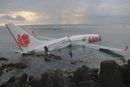 Самолет на нискотарифната компания Lion air превозващ 108 пасажери, пропусна пистата за кацане на международното летище на остров Бали и приключи полета си с приводняване в морето. Инцидентът се размина без жертви.