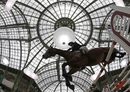 Момент от международното състезание по висок скок с коне, което се провежда в Париж.