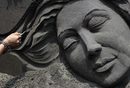 Мексиканският артист Рогелио Евангелиста довършва пясъчната си скулптура, която е част от първия по рода си фестивал на пясъчните фигури в Сан Салвадор.