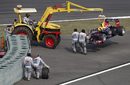 Болидът на Марк Уебер се наложи да бъде транспортиран за ремонт по време на кръг от Формула 1 в Китай.