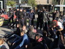 На няколко пъти полицията успя да освободи пътните платна пред сградата на общината във Варна и на няколко пъти протестиращите ги блокираха отново. "Цветанов, Борисов - бандити" и "Довиждане!" скандираха те.
