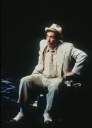Ал Пачино през 1996 г. в пиесата Hughie на Юджийн О'Нийл, изцяло развиваща се лобито на хотел в Ню Йорк.
