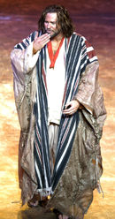 Вал Килмър като Мойсей в "Десетте божи заповеди". През 2012 г. Килмър направи и първия си моноспектакъл, а в него той игра Марк Твен.