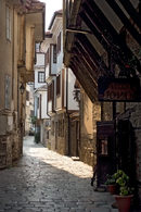 Старият град на Охрид много напомня на някои наши родни гледки - хм странно защо ли (хех). Осеян е с тесни калдъръмени улички и ателиета.