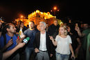 Сидеров се появи пред парламента, където по това време (между 23:30 и 00:00 часа) имаше не повече от 200 души, разпръснати.<br /><br /><a href="http://www.dnevnik.bg/bulgaria/2013/06/16/2083024_nad_20_000_se_subraha_na_tretiia_protest_v_sofiia/" target="_blank">Протестното шествие</a> беше приключило малко преди това пред централата на "Атака", която се намира в сградата на операта и повечето хора, останали докрай си разотиваха. Малка част минаха край Народното събрание.<br />