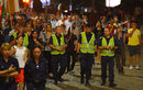 Полицаите и на дванадесетия ден бяха аплодирани от шествието на няколко пъти.
