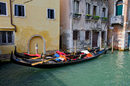 Особено ме радваха гледки като тази. Самотни гондоли и много цвят. Венеция е изключително колоритна.