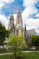 Лично аз съм почитател на Готиката. И като казвам готика във Виена имам 2 любими места. Катедралата Вотивкирхе, която от вън е като фина дантела и една по-малка готическа църква на север.