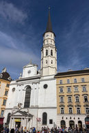 Католическата църква Св. Михаил срещу Хофбург. Михаелерплац е един от най-оживените във Виена.