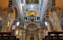 Катедралата вътре е внушителна, както повечето в Италия разбира се.
