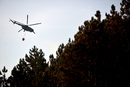Вертолет на Военновъздушните сили се включи в гасенето на пожара.