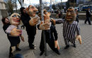 11 април 2013 - Предизборна акция на БСП с кукли на политици от ГЕРБ.