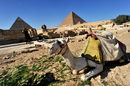 Срещу дребна сума екскурзовод ще ви въведе в историята и тайните на строителството на пирамидите. Мистиката и теориите за силни енергийни полета вървят заедно с оседлани камили, чакащи туристи за снимка и безспирно пазарене за някой шал.