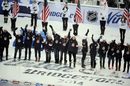 Женският отбор на САЩ получава поздравленията на феновете