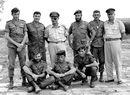 28 октомври 1955 г. - с колеги от израелската армия, сред които и Моше Даян (с превръзката на окото), който по-късно бе министър на отбраната и командваше Шарон (на снимката той е вторият отляво на задната редица).<br />