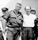 Бригаден генерал Шарон с премиера Менахим Бегин на Южния фронт по време на Шестдневната война в Синайската пустиня, 16 юни 1967 г.