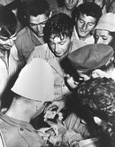 Ариел Шарон (в центъра) като млад офицер, заобиколен от другарите си, в Израел на 1 декември 1956 г.