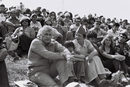През 1977 г. на церемония по учредяването на партия" Шломцион" със сина си Гилад (вторият отляво), съпругата си Лили (третата отляво) и сина им Омри (четвъртият отляво). Шарон обичаше да си припомня детството, тежката земеделска работа с баща му, лепкаво сладкият аромат на дините и лимоновите горички и излетите по изгрев в пустинните склонове над Мъртво море.