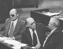 С премиера Менахем Бегин и външния министър Моше Даян (с превръзката на окото) по време на дебатите в Кнесета през март 1979 г. за мирния договор с Египет, предвиждащ демилитаризиране на Синайския полуостров и връщането му под контрола на Кайро. Шарон, тогава министър на земеделието, гласува против в кабинета.