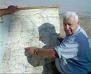 Като депутат от Кнесета през 1995 г. и като министър на няколко ведомства, свързани с инфраструктурата и строителството, той защитаваше еврейските селища. На снимката той сочи на картата селището Беит Арие на Западния бряг и заявява, че никога няма да позволи то да бъде премахнато.