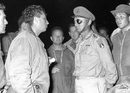 Ариел Шарон (вляво) и Моше Даян през 1956 г. Двамата са сред най-известните командири на Израел, но и имат конфликти. Шарон пренебрегна заповед на Даян при прохода Митла в Египет и праща войниците си в капан, при което загиват 43 души.