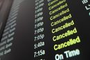 Около 3000 полета бяха отменени заради бурята, като засегнати се оказаха летищата от Вашингтон до Бостън.