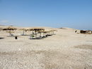 Срещу "жената на Лот", на израелския бряг е разположен Минералният плаж. На свикналите с пясъчните ивици това всъщност изглежда по-скоро на кариера за чакъл.