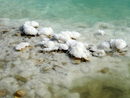 Водещата атракция на Мъртво море е топлата, успокояваща, свръхсолена вода, богата на хлоридни соли на магнезий, натрий, калий, бром и още – общо 35 елемента.