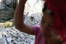 Жени работят в мраморна мина в Мианмар.