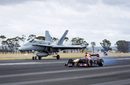 Австралийският пилот от Формула 1 Даниел Рикардо кара своя болид Инфинити на пистата на военновъздушна база близо до Мелбърн.