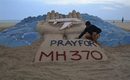 Скулптура от пясък на изчезналия малайзийски самолет бе направена на плажа в Пури, Индия.