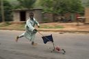 Момче си играе с ръчно направена количка в район близо до Банги, Централно африканска република.