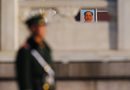 Полицай стои на пост в близост до портрет на китайския лидер Мао Цзедун, на площад Тянанмън, Пекин.