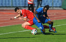 На снимката: Спор за топката между Венцислав Василев и Ларсен Туре (вдясно)