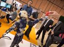 Посетители се забавляват с хуманоиден робот по време на изложението Innorobo 2014 в Лион, Франция.