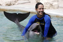 Тенисистката Ана Йованович плува с делфин в Маями, Флорида.