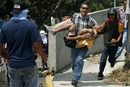Мъж изнася ранен антиправителствен демонстрант по време на протест срещу кабинета на президента на Венецуела Николас Мадуро.