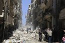 Войници от Свободната сирийска армия оглеждат бомбардиран квартал в град Алепо.